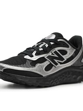 New Balance Black & Silver Mesh Running Shoe size 8 wide